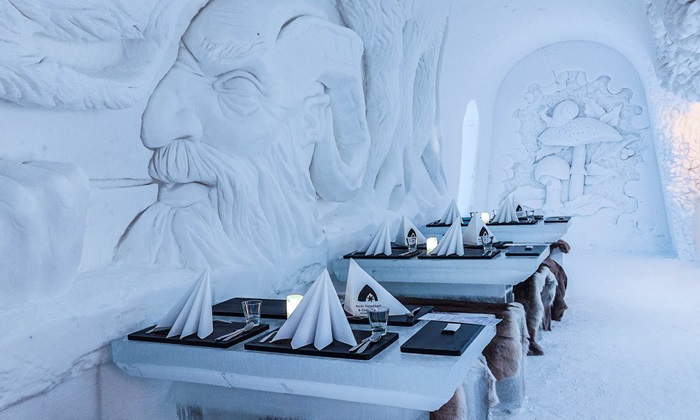 Ледяное царство для необычного приёма пищи. /Фото: arcticsnowhotel.fi Ледяное царство для необычного приёма пищи. /Фото: arcticsnowhotel.fi
