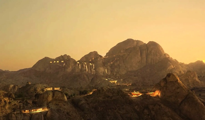 Все архитектурные объекты курорта Desert Rock мастерски интегрированы в склоны скал. | Фото: khabarnews.com. Все архитектурные объекты курорта Desert Rock мастерски интегрированы в склоны скал. | Фото: khabarnews.com.
