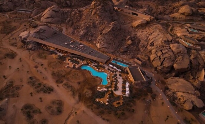 Масштабный архитектурный ансамбль курорта Desert Rock не затмевает природную красоту горного массива. Масштабный архитектурный ансамбль курорта Desert Rock не затмевает природную красоту горного массива.