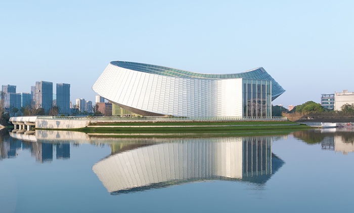 Liangzhu Yohoo Park эффектно отражается в водах Янцзы (Ханчжоу, Китай). | Фото: archilovers.com. Liangzhu Yohoo Park эффектно отражается в водах Янцзы (Ханчжоу, Китай). | Фото: archilovers.com.