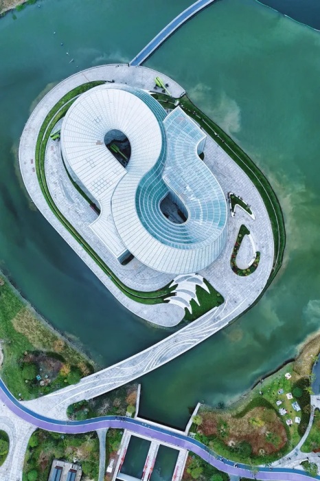 Структура здания отчетливо напоминает знак бесконечности (Liangzhu Yohoo Park, Китай). | Фото: noticiasarquitectura.info. Структура здания отчетливо напоминает знак бесконечности (Liangzhu Yohoo Park, Китай). | Фото: noticiasarquitectura.info.