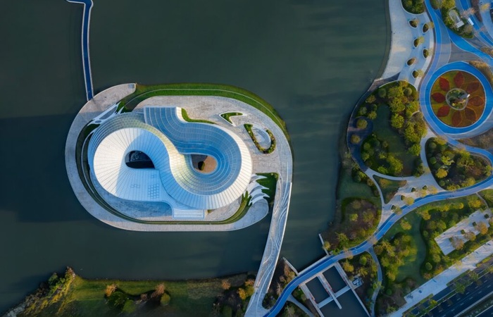 Liangzhu Yohoo Park построен на рукотворном острове в Ханчжоу (Китай). Liangzhu Yohoo Park построен на рукотворном острове в Ханчжоу (Китай).