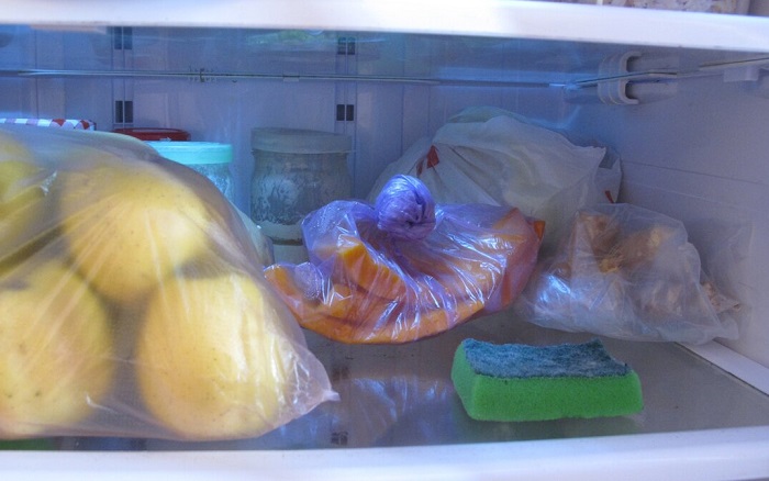 Положите губку на полку с продуктами. / Фото: vkusno.plus Положите губку на полку с продуктами. / Фото: vkusno.plus