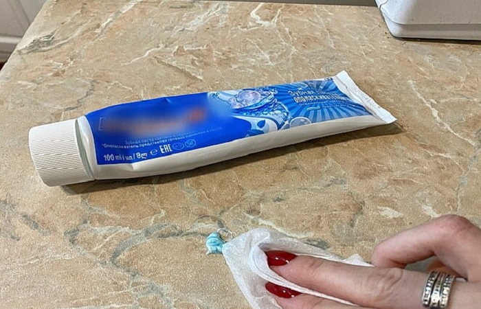 Нанесите на царапину зубную пасту и потрите ее тряпкой. / Изображение: дзен-канал technotion Нанесите на царапину зубную пасту и потрите ее тряпкой. / Изображение: дзен-канал technotion
