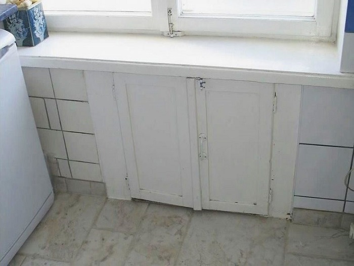 Вот такой шкафчик был под окном на кухне. / Фото: pinterest.com Вот такой шкафчик был под окном на кухне. / Фото: pinterest.com
