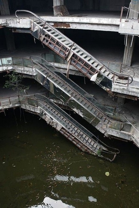Теперь в запущенном здании всегда есть вода. /Фото: pinterest.com Теперь в запущенном здании всегда есть вода. /Фото: pinterest.com