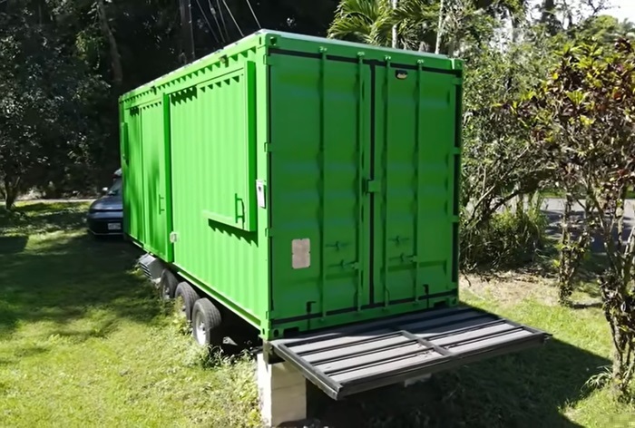 The Green Box построен на трехосном трейлере допустимых к транспортировке габаритов. | Фото: topics.smt.docomo.ne.jp. The Green Box построен на трехосном трейлере допустимых к транспортировке габаритов. | Фото: topics.smt.docomo.ne.jp.
