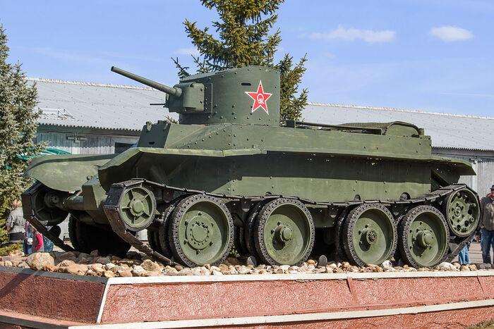 БТ-2 мог двигаться на гусеницах и на колесах/ Фото: wikimedia.org БТ-2 мог двигаться на гусеницах и на колесах/ Фото: wikimedia.org