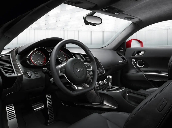 Салон Audi R8/ Фото: drom.ru Салон Audi R8/ Фото: drom.ru
