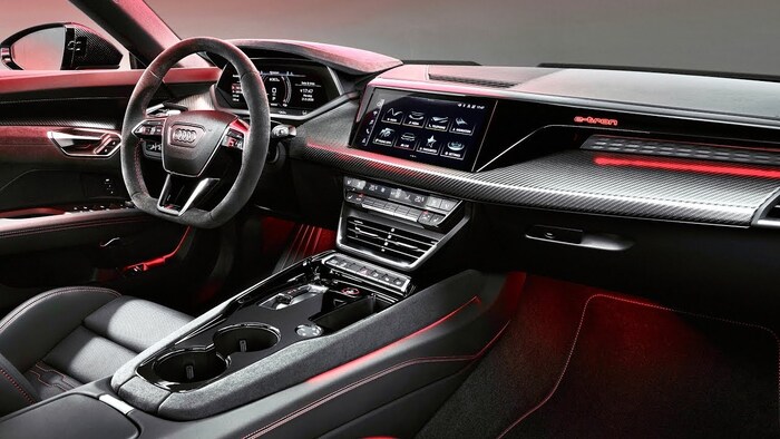 В интерьере Audi e-tron GT представлены первоклассные материалы/ Фото: youtube.com В интерьере Audi e-tron GT представлены первоклассные материалы/ Фото: youtube.com
