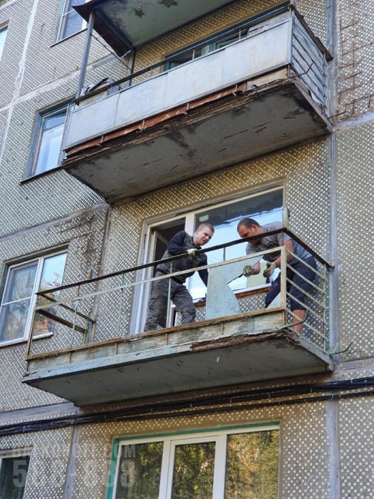 Узнайте у специалистов, можно ли застеклить балкон. / Фото: balkonoff.com Узнайте у специалистов, можно ли застеклить балкон. / Фото: balkonoff.com