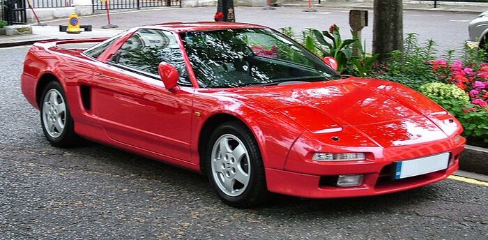 Мотор в Honda NSX располагался в центральной части машины/ Фото: wikimedia.org Мотор в Honda NSX располагался в центральной части машины/ Фото: wikimedia.org