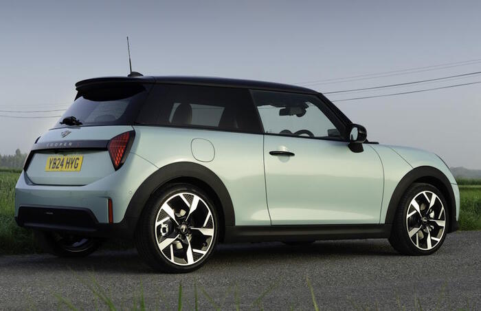 Хэтчбек Mini Cooper/ Фото: wroom.ru Хэтчбек Mini Cooper/ Фото: wroom.ru