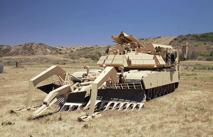 Штурмовая машина разминирования M1 Assault Breacher Vehicle./ Фото: pinterest.com Штурмовая машина разминирования M1 Assault Breacher Vehicle./ Фото: pinterest.com