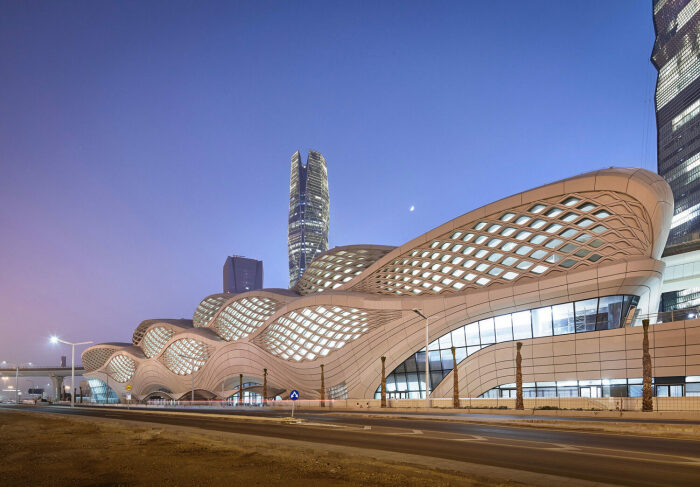 Узловую станцию KAFD спроектировали архитекторы ZHA (Riyadh Metro, Саудовская Аравия). Узловую станцию KAFD спроектировали архитекторы ZHA (Riyadh Metro, Саудовская Аравия).