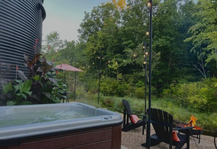 Джакузи под открытым небом (The Grain Binn, США). | Фото: vrbo.com. Джакузи под открытым небом (The Grain Binn, США). | Фото: vrbo.com.