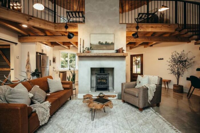 Гостиная достойная монарших особ (The Grain Binn, Вандалия). | Фото: creeksidecabinns.com. Гостиная достойная монарших особ (The Grain Binn, Вандалия). | Фото: creeksidecabinns.com.