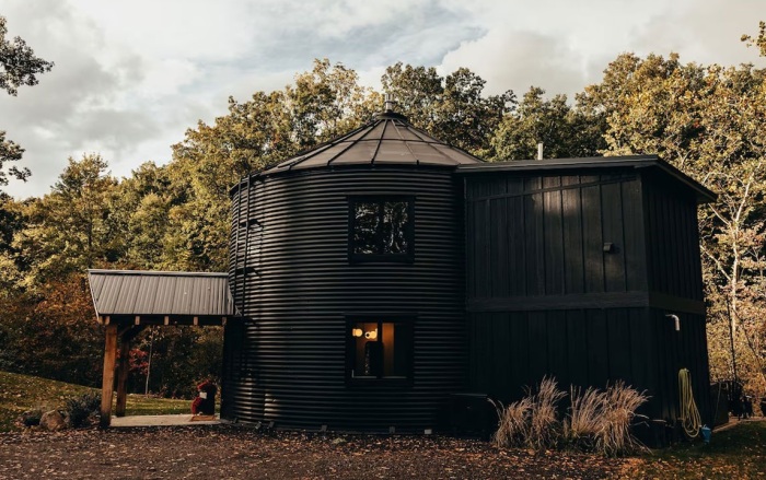 Черный фасад гостевого дома The Grain Binn привлекает внимание (Вандалия, США). | Фото: homecrux.com. Черный фасад гостевого дома The Grain Binn привлекает внимание (Вандалия, США). | Фото: homecrux.com.