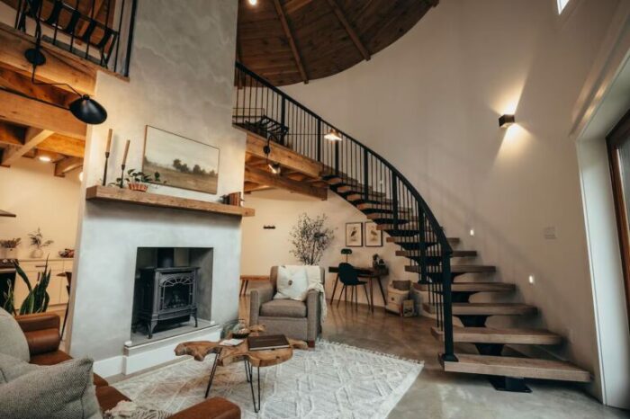 Изящная лестница, ведущая на мезонин (The Grain Binn, Мичиган). | Фото: vrbo.com. Изящная лестница, ведущая на мезонин (The Grain Binn, Мичиган). | Фото: vrbo.com.