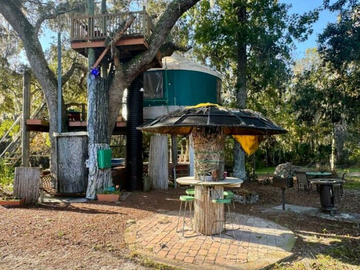 Лаундж-зона у подножия деревьев (Danville B&Bs). | Фото: danvillebnb.com. Лаундж-зона у подножия деревьев (Danville B&Bs). | Фото: danvillebnb.com.