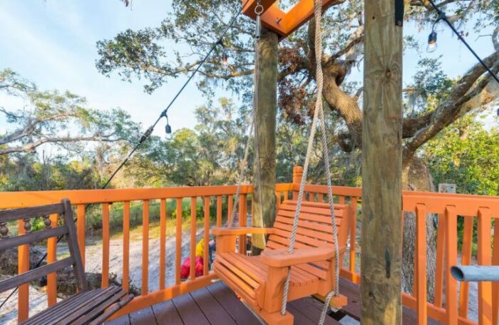 Кресло-качели среди верхушек деревьев (Danville B&Bs). | Фото: danvillebnb.com. Кресло-качели среди верхушек деревьев (Danville B&Bs). | Фото: danvillebnb.com.