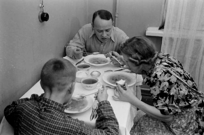 Не просто так, оказывается, кухни были отдельными даже в малюсеньких хрущёвках. /Фото: factroom.ru Не просто так, оказывается, кухни были отдельными даже в малюсеньких хрущёвках. /Фото: factroom.ru