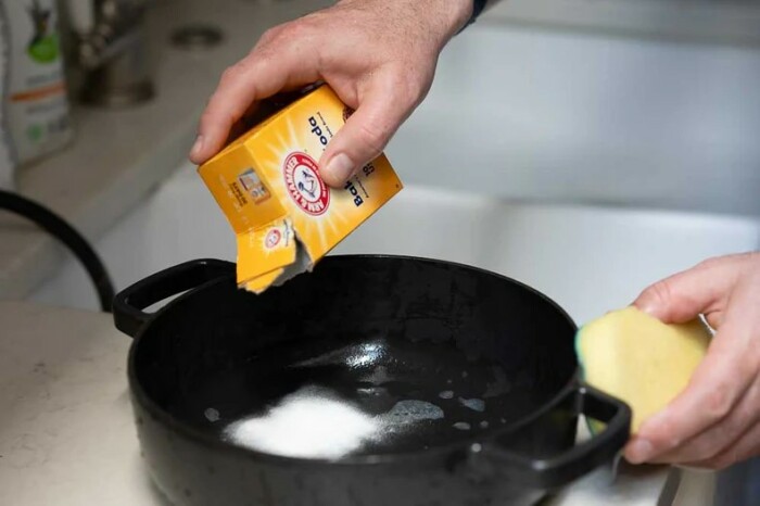 Посуду из чугуна категорически запрещено чистить содой. Фото: souschef.co.uk. Посуду из чугуна категорически запрещено чистить содой. Фото: souschef.co.uk.