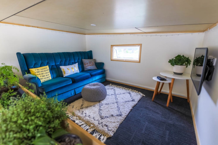 Уютная зона отдыха на втором лофте. | Фото: livingbiginatinyhouse.com. Уютная зона отдыха на втором лофте. | Фото: livingbiginatinyhouse.com.