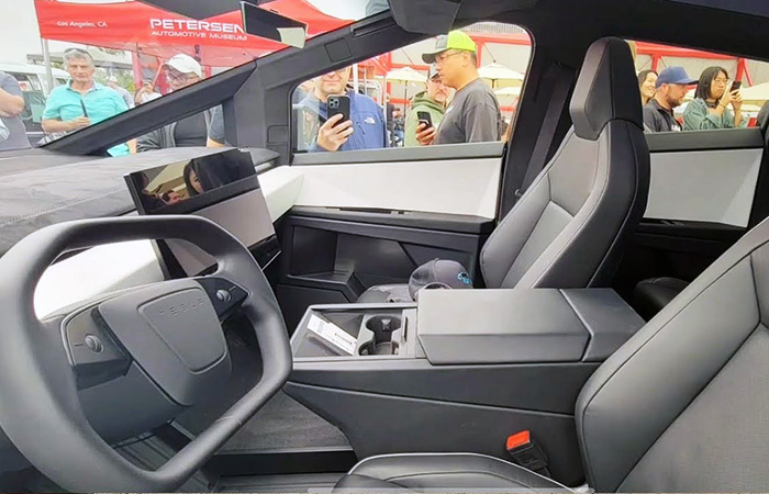 В Tesla Cybertruck нет ничего, кроме экрана./ Фото: ytimg.com В Tesla Cybertruck нет ничего, кроме экрана./ Фото: ytimg.com