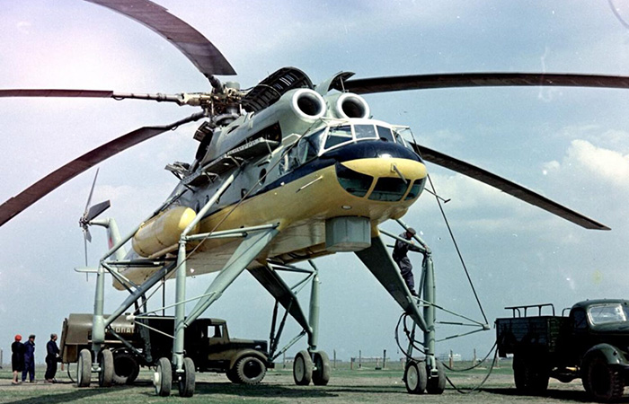 Вертолёт Ми-10./ Фото: alternathistory.ru