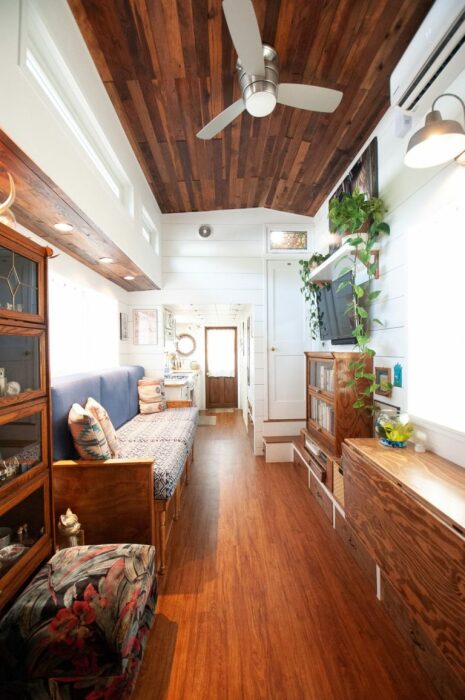 Открытая планировка помогла сделать домик более просторным. | Фото: tinyhousetalk.com.