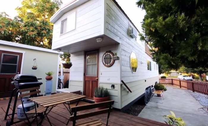 Дворик также оборудовали самостоятельно (Сакраменто, США). | Фото: livingbiginatinyhouse.com.