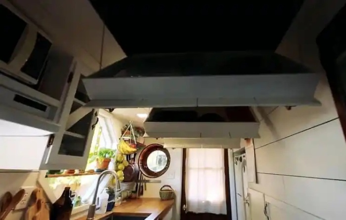 Скрытые места хранения можно увидеть повсюду. | Фото: tinyhousetalk.com.