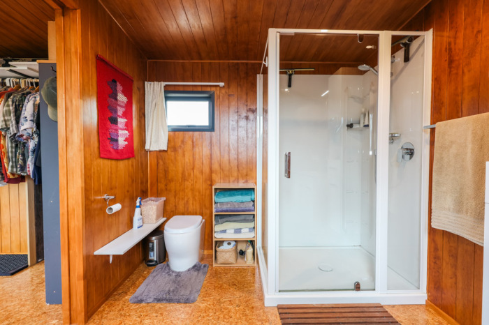 Просторная благоустроенная ванная соседствует с гардеробной. | Фото: livingbiginatinyhouse.com. Просторная благоустроенная ванная соседствует с гардеробной. | Фото: livingbiginatinyhouse.com.