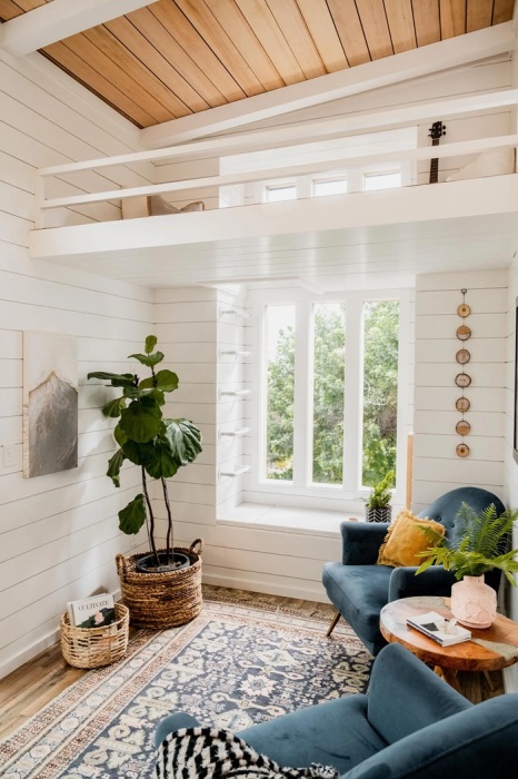 Скрытая лестница приведет на второй лофт. | Фото: tinyhouselistings.com.