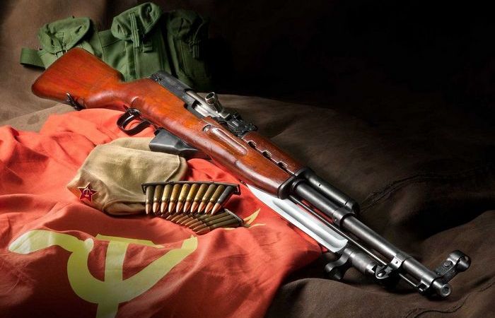 Почему советская армия продолжала использовать «устаревший» карабин Симонова, если уже был автомат Калашникова