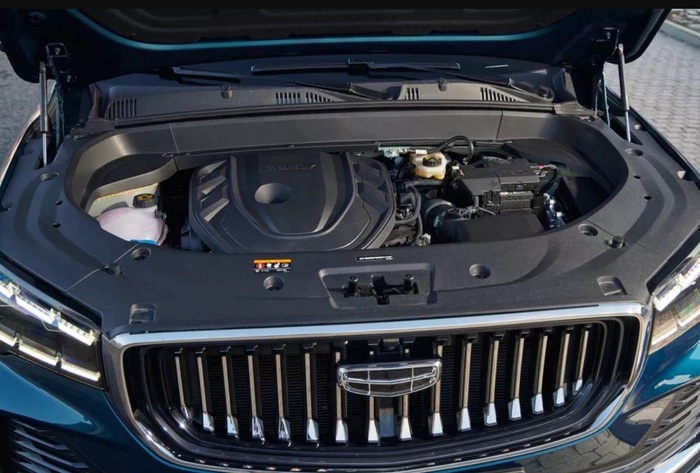 Мотор у внедорожника более мощный, чем у кроссовера/ Фото: geely-motors.com Мотор у внедорожника более мощный, чем у кроссовера/ Фото: geely-motors.com