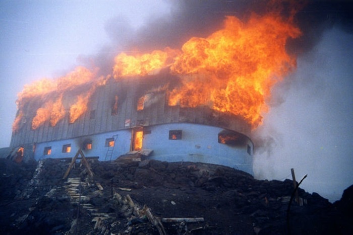 Пылающий отель «Приют Одиннадцати», 1998 год. /Фото: tadviser.ru Пылающий отель «Приют Одиннадцати», 1998 год. /Фото: tadviser.ru