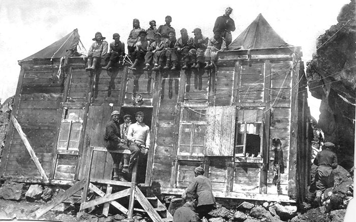 Первое сооружение «Приюта Одиннадцати», 1932 год. /Фото: alpklubspb.ru Первое сооружение «Приюта Одиннадцати», 1932 год. /Фото: alpklubspb.ru