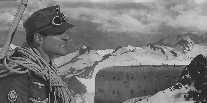 Солдат отряда горных стрелков вермахта недалеко от «Приюта 11», 1942 год. /Фото: ru.wikipedia.org Солдат отряда горных стрелков вермахта недалеко от «Приюта 11», 1942 год. /Фото: ru.wikipedia.org