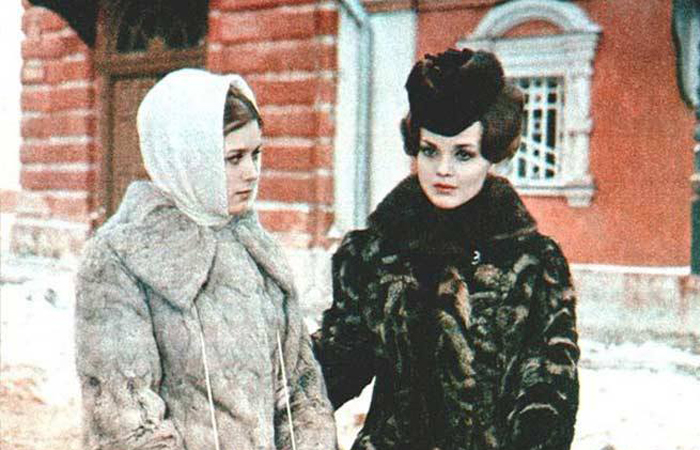 Постепенно в СССР платки вытеснили шляпки/ фото: kulturologia.ru Постепенно в СССР платки вытеснили шляпки/ фото: kulturologia.ru