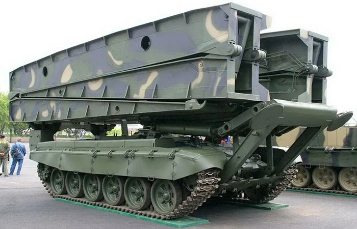 Танковый мостоукладчик МТУ-90М./ Фото: gunsfriend.ru Танковый мостоукладчик МТУ-90М./ Фото: gunsfriend.ru
