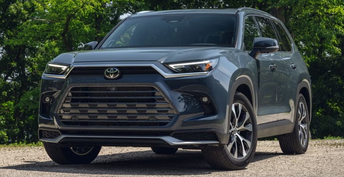 Toyota Grand Highlander Hybrid MAX снабжен адаптивным круиз-контролем и функцией помощи при парковке/ Фото: caranddriver.com Toyota Grand Highlander Hybrid MAX снабжен адаптивным круиз-контролем и функцией помощи при парковке/ Фото: caranddriver.com