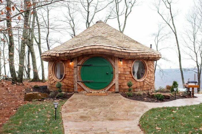 Круглые окна и двери Merry Mushroom вдохновлены фантазиями Толкина (Теннесси, США). | Фото: facebook.com.