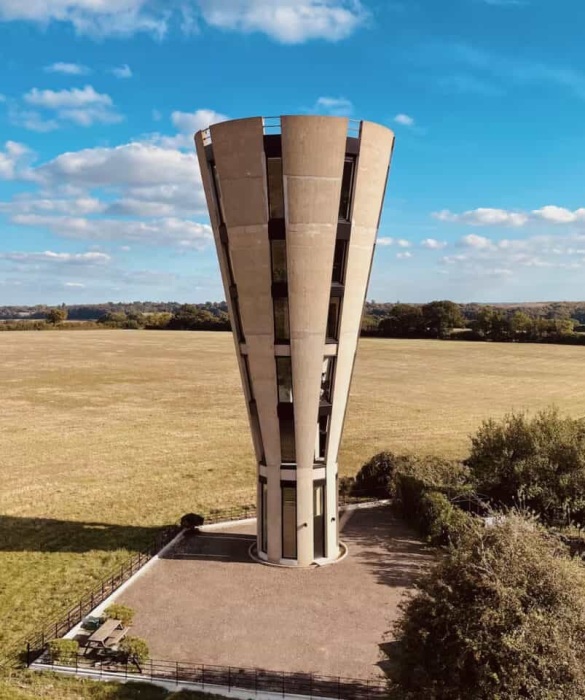 Построенная в стиле брутализм, башня удивляет своими формами (Tonwell Tower, Англия). | Фото: historicenglandservices.org.uk. Построенная в стиле брутализм, башня удивляет своими формами (Tonwell Tower, Англия). | Фото: historicenglandservices.org.uk.