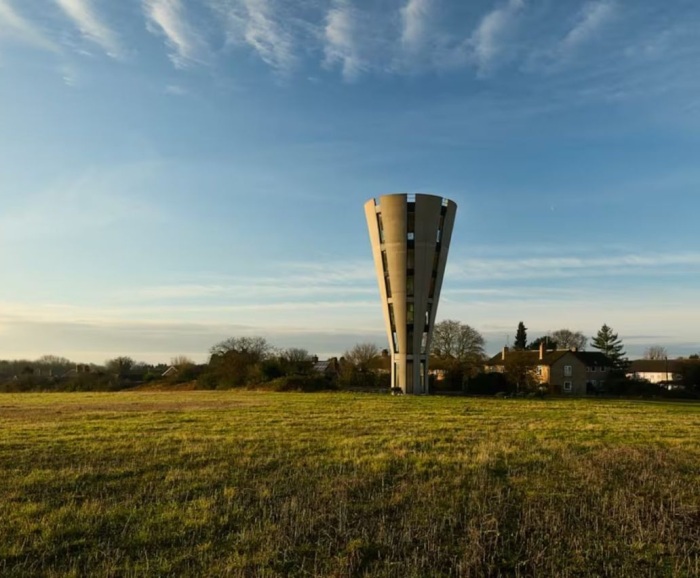 Мэтью Грей с супругой приобрели заброшенную водонапорную башню (Tonwell Tower, Англия). | Фото: domiporta.pl. Мэтью Грей с супругой приобрели заброшенную водонапорную башню (Tonwell Tower, Англия). | Фото: domiporta.pl.