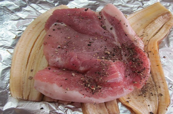 Оборачивайте мясо в банановую кожуру. / Фото: uh-vkusno.ru Оборачивайте мясо в банановую кожуру. / Фото: uh-vkusno.ru