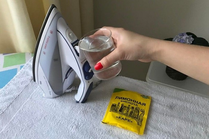 Залейте в отсек для воды раствор лимонной кислоты. / Фото: Pinterest.com Залейте в отсек для воды раствор лимонной кислоты. / Фото: Pinterest.com