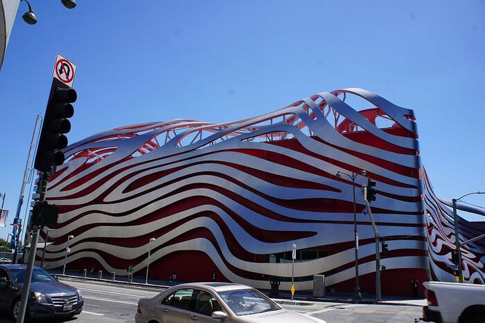 Petersen Automotive Museum имеет 25 галерей с более сотней машин/ Фото: wikimedia.org Petersen Automotive Museum имеет 25 галерей с более сотней машин/ Фото: wikimedia.org