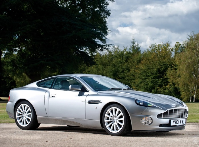 Aston Martin Vanquish обладает мощным двигателем V12/ Фото: headlight.news Aston Martin Vanquish обладает мощным двигателем V12/ Фото: headlight.news